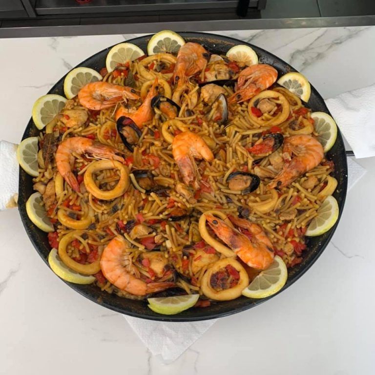 Paella especialidad de la casa por encargo