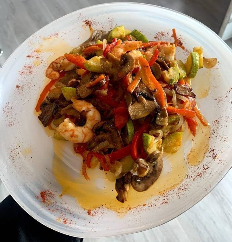 Salteado con langostinos