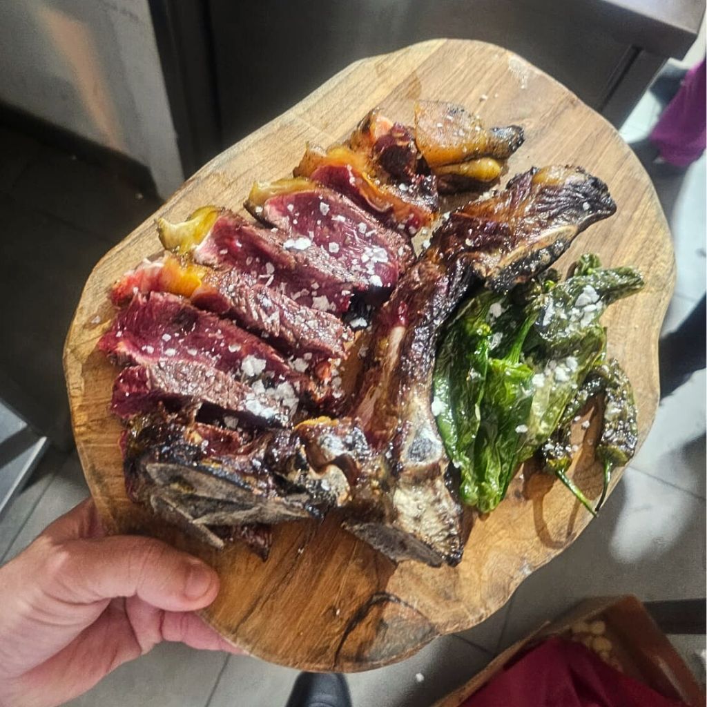 Chuletón Rubia Gallega elaborado por el restaurante de carne en las palmas Raíces Canarias