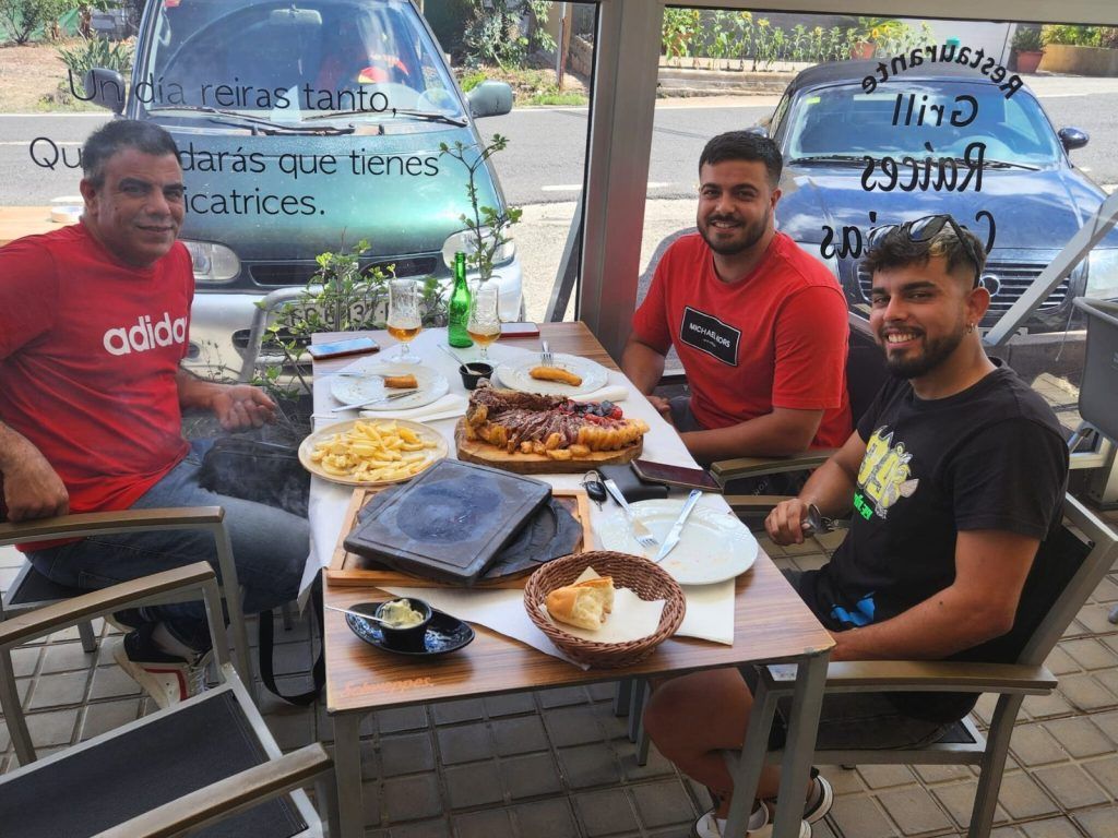Clientes Restaurante Raíces Canarias